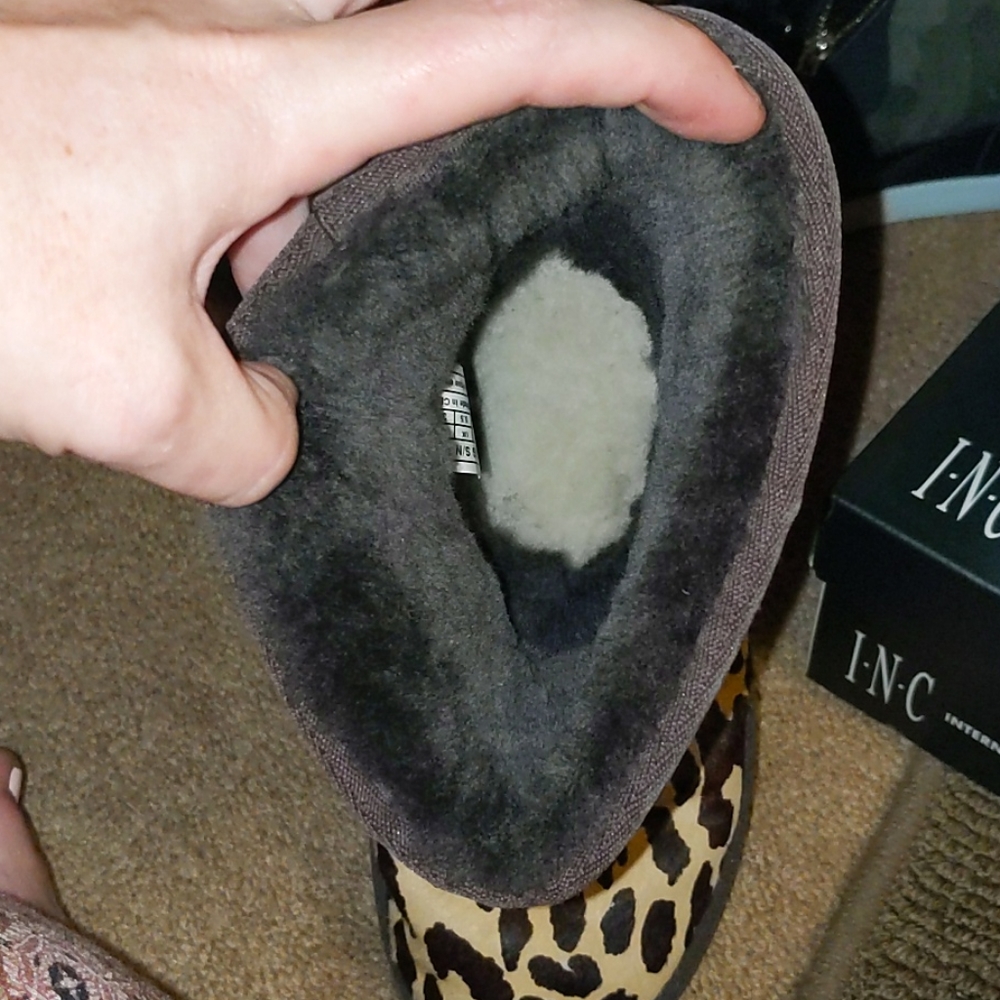 Excellent Condition - UGG Leopard Print Cozy Winter Boots - Picture 5 of 5